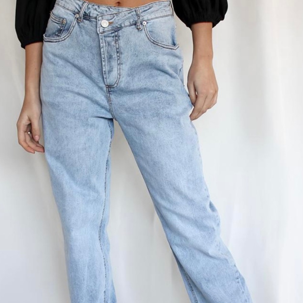 ASYMMETRICAL DENIM JEANS.